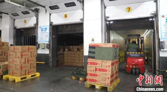 　圖為叉車(chē)工人將速凍食品擺放整齊。 惠濟(jì)區(qū)委宣傳部供圖